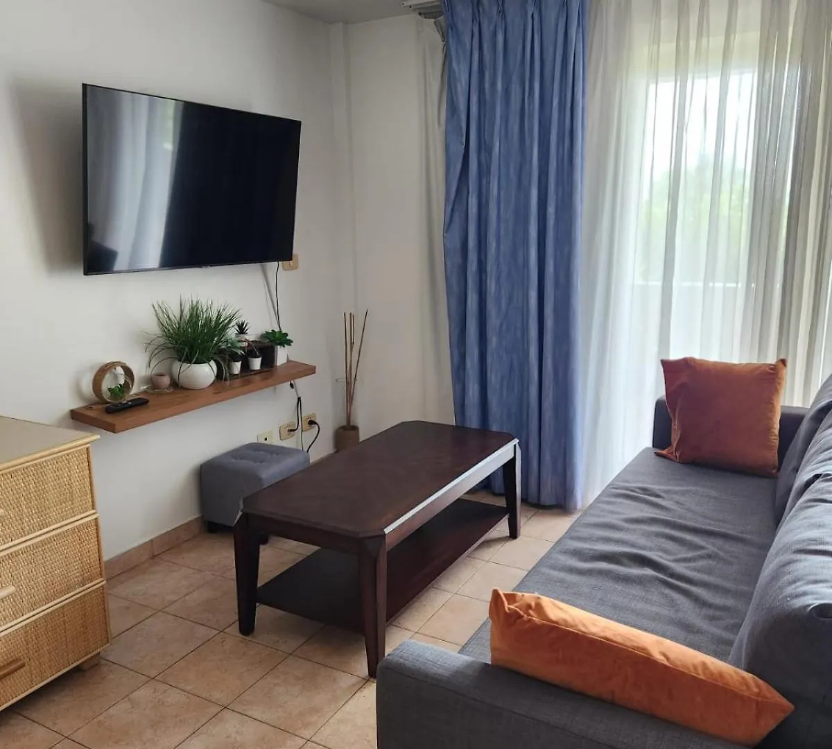 1 Bedroom Apartment With Private Balcony Maho!